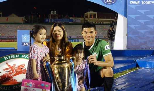 Thủ môn Trần Đình Minh Hoàng đoạt chức vô địch hạng Nhất 2020 cùng câu lạc bộ Bình Định. Ảnh: Nguyễn Đăng.