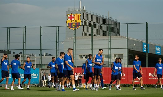 Các cầu thủ Barca đang phải đối mặt với một đợt giảm lương nữa để hỗ trợ câu lạc bộ. Ảnh: Getty Images