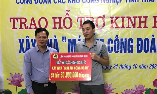 Ông Nguyễn Thái Dương – Phó chủ tịch Thường trực LĐLĐ tỉnh Thái Bình trao kinh phí hỗ trợ  xây nhà cho đoàn viên. Ảnh Bá Mạnh