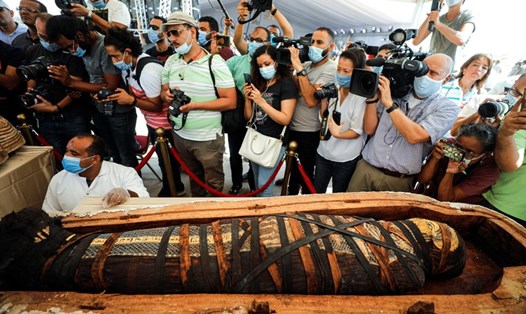 Xác ướp Ai Cập còn nguyên vẹn trong quan tài cổ 2.500 tuổi được mở hôm 3.10. Ảnh: Reuters