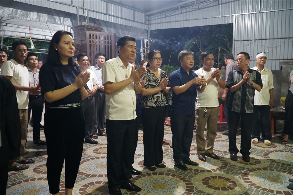 Giám đốc Sở GDĐT Nghệ An Thái Văn Thành đến thăm hỏi và chia buồn với gia đình thầy giáo Nguyễn Đình Dần. Ảnh: HL