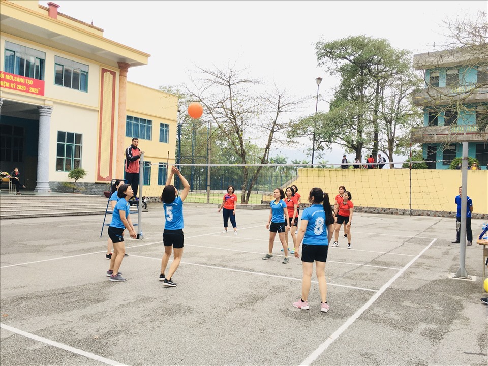 Công đoàn Trường Cao đẳng Công nghiệp và Xây dựng tổ chức giao hữu bóng chuyền hơi cán bộ công nhân viên. Ảnh: CĐCT