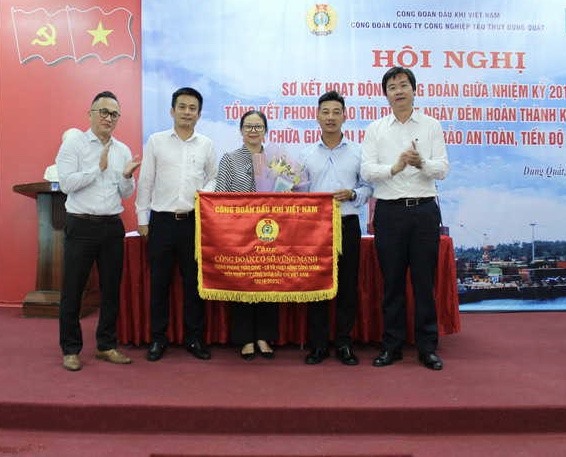 Phó Chủ tịch Công đoàn  Dầu khí Việt Nam Nguyễn Mạnh Kha (thứ nhất từ phải sang) tặng cờ thi đua tại Sơ kết giữa nhiệm kỳ và tổng kết thi đua hoàn thành Giàn khoan Đại Hùng 01. Ảnh: CĐ DK