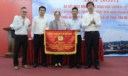 Phó Chủ tịch Công đoàn  Dầu khí Việt Nam Nguyễn Mạnh Kha (thứ nhất từ phải sang) tặng cờ thi đua tại Sơ kết giữa nhiệm kỳ và tổng kết thi đua hoàn thành Giàn khoan Đại Hùng 01. Ảnh: CĐ DK