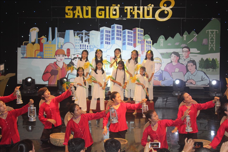 Một tiết mục trong sân chơi "Sau giờ thứ 8" do Liên đoàn Lao động tỉnh Bắc NInh phối hợp với Đài phát thanh và truyền hình tỉnh Bắc Ninh tổ chức. Ảnh: Lâm Mây.