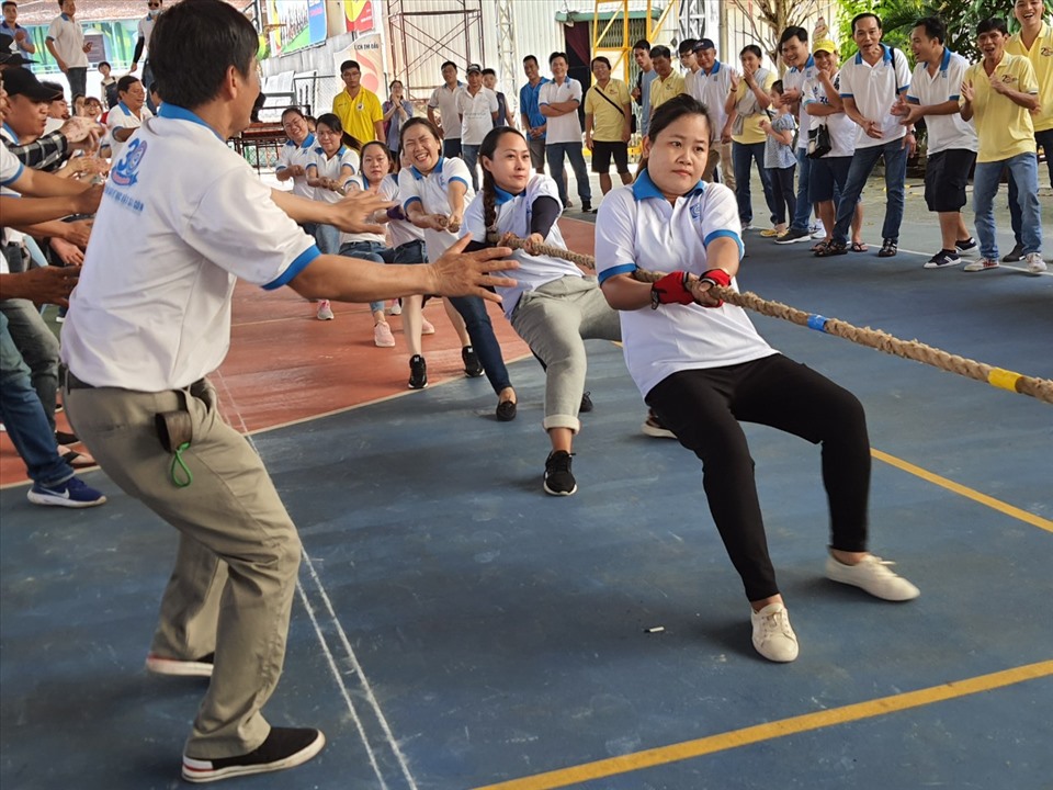 Các nữ công nhân viên chức lao động của SAGRI tham gia phần thi kéo co. Ảnh Nam Dương