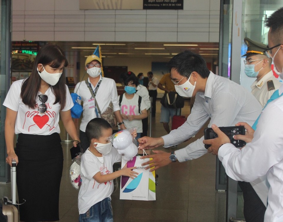 Đà Nẵng đón những du khách đầu tiên sau 2 tháng vì dịch COVID-19. Ảnh: Thuỳ Trang