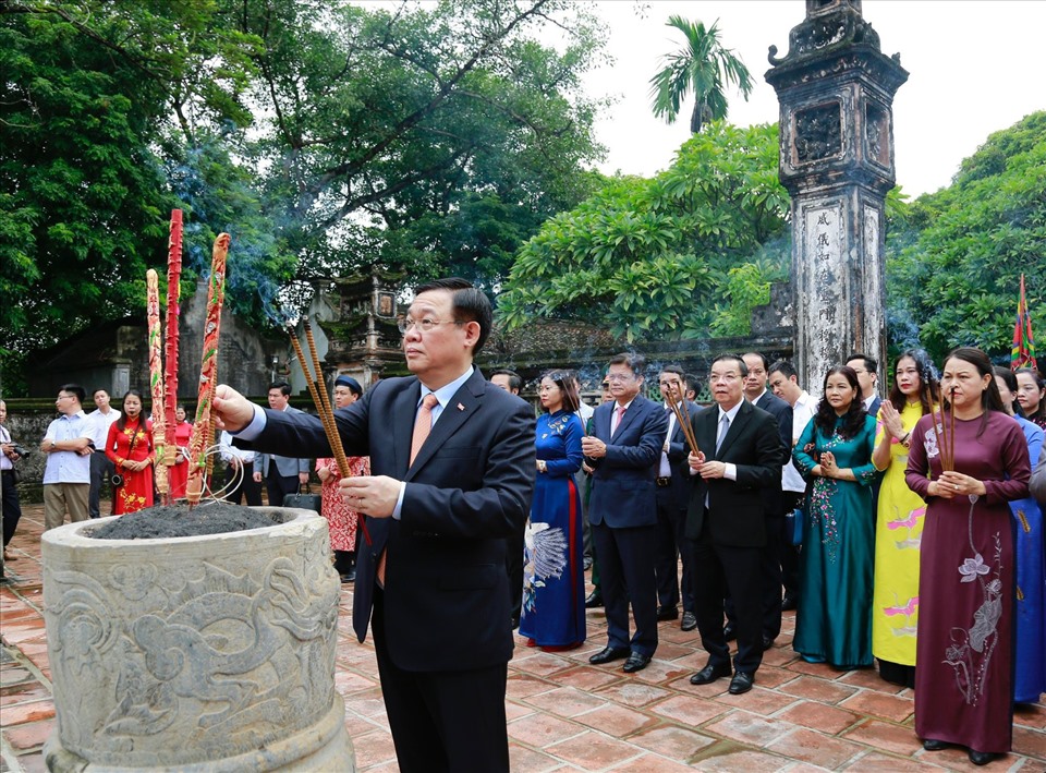 Bí thư Thành uỷ Hà Nội Vương Đình Huệ dâng hương tại Cố đô Hoa Lư. Ảnh: Vũ Thành Chung