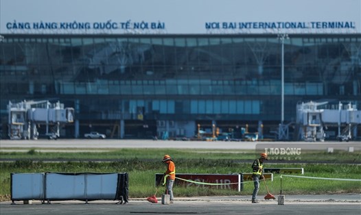 Sửa chữa đường bay, đường lăn Cảng Hàng không Quốc tế Nội Bài. Ảnh LDo