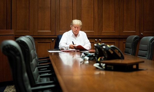 Ông Donald Trump làm việc trong phòng tổng thống tại Trung tâm Quân y quốc gia Walter Reed ngày 3.10.2020. Ảnh: Nhà Trắng