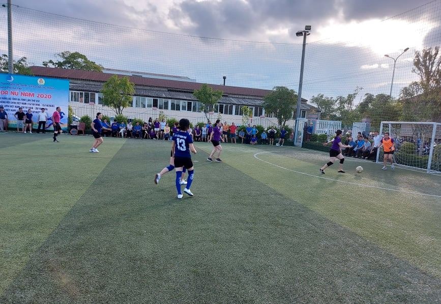 Ngay sau lễ khai mạc đã diễn ra 3 trận đấu ở vòng bảng Giải bóng đá Nữ Thanh niên thành phố Hà Tĩnh vào chiều 4.10. Ảnh: Trần Tuấn.