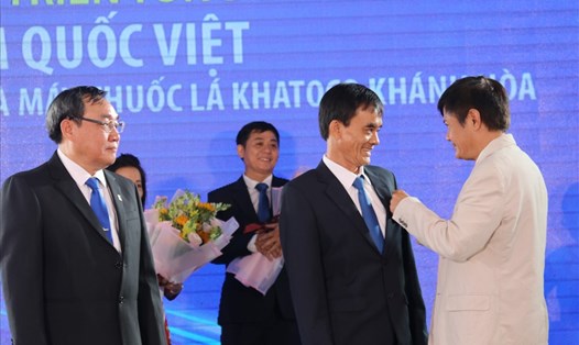 Lãnh đạo Tổng Công ty Khánh Việt trao huy hiệu Khatoco tri ân người lao động 35 năm gắn bó, cống hiến cho doanh nghiệp. Ảnh: Phương Linh