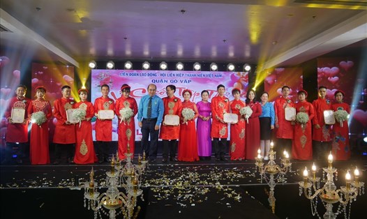 Lãnh đạo LĐLĐ TPHCM và LĐLĐ quận Gò Vấp trao giấy chứng nhận đăng ký kết hôn cho các cặp đôi tại buổi lễ.