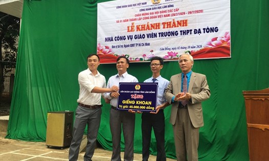Ông Phạm Văn Đươc - Chủ tịch LĐLĐ tỉnh trao tặng giếng khoan cho CĐCS Trường THPT Đạ Tông. Ảnh: Thy Vũ
