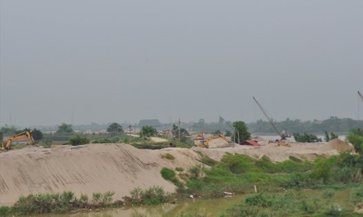 Những bãi tập kết cát sỏi cao ngất ngưởng phía đê tả sông Cầu, đoạn qua các xã Đông Lỗ, Châu Minh (Hiệp Hòa - Bắc Giang). Ảnh: P.V