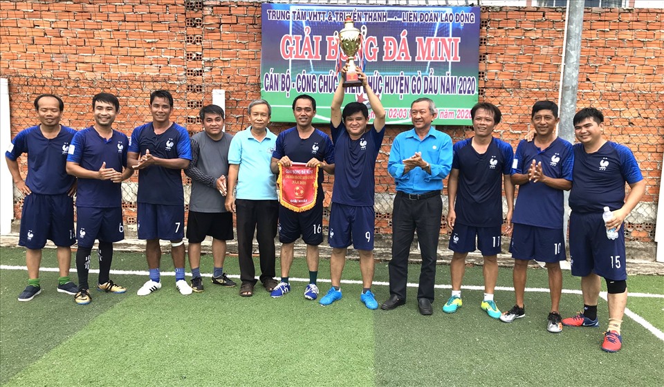 Trao giải thưởng cho đội đạt Cúp vô địch giải bóng đá mini ở huyện Gò Dầu. Ảnh LĐLĐ Tây Ninh