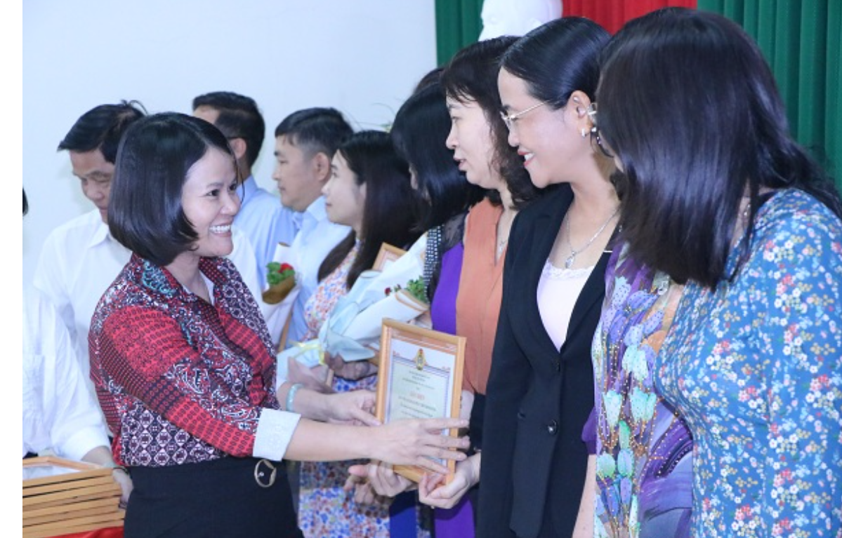 Bà Nguyễn Hoàng Bảo Trân-Phó Chủ tịch LĐLĐ tỉnh Bình Dương trao giấy khen cho các tập thể. Ảnh: Khánh Phong