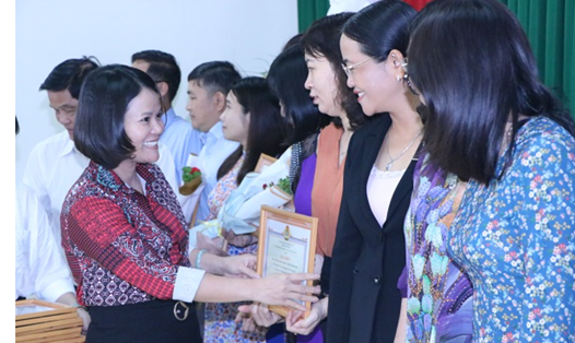 Bà Nguyễn Hoàng Bảo Trân-Phó Chủ tịch LĐLĐ tỉnh Bình Dương trao giấy khen cho các tập thể. Ảnh: Khánh Phong