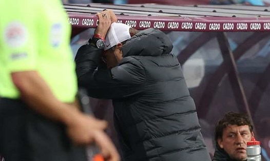Huấn luyện viên Jurgen Klopp suy sụp khi Liverpool thua Aston Villa 2-7. Ảnh: Getty.