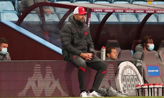 Huấn luyện viên Jurgen Klopp thất thần sau trận thua Aston Villa. Ảnh: Getty