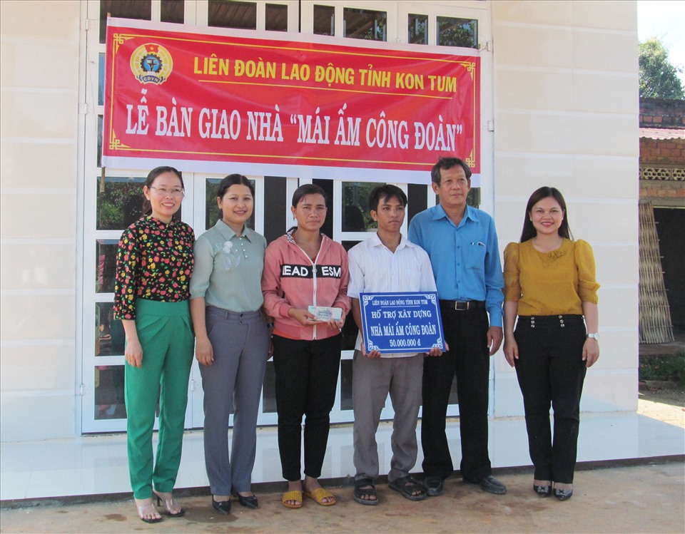LĐLĐ tỉnh Kon Tum bàn giao nhà "Mái ấm công đoàn" cho đoàn viên có hoàn cảnh khó khăn. Ảnh: Hà Thanh