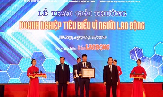 Đại diện Vietcombank nhận bằng khen "Doanh nghiệp tiêu biểu vì người lao động" của Thủ tướng Chính phủ. Ảnh: N.H