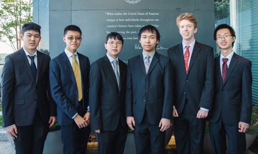 Năm trong số sáu học sinh đội tuyển Olympic toán học của Mỹ năm 2019 là người gốc Trung Quốc. Ảnh: SupChina