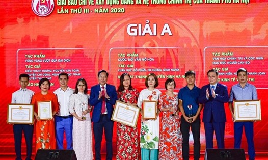 Các tác giả giành giải A Giải báo chí về xây dựng Đảng & hệ thống chính trị năm 2020 của TP Hà Nội. Ảnh: Phạm Đông