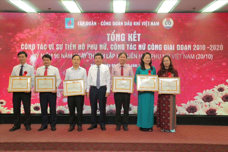 Đồng chí Phạm Xuân Cảnh (thứ tư từ phải sang) trao tặng Bằng khen của Tổng giám đốc Tập đoàn Dầu khí cho 5 tập thể và 1 cá nhân tại Tổng kết công tác nữ công. Ảnh: CĐ DKVN