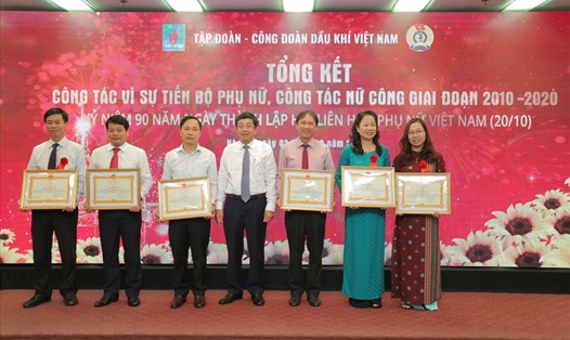 Đồng chí Phạm Xuân Cảnh (thứ tư từ phải sang) trao tặng Bằng khen của Tổng giám đốc Tập đoàn Dầu khí cho 5 tập thể và 1 cá nhân tại Tổng kết công tác nữ công. Ảnh: CĐ DKVN