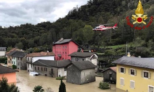 Một chiếc trực thăng đang tiến hành giải cứu người bị nạn tại khu vực ngập lụt sau bão ở Ornavasso, Italia, ngày 4.10. Ảnh: Reuters