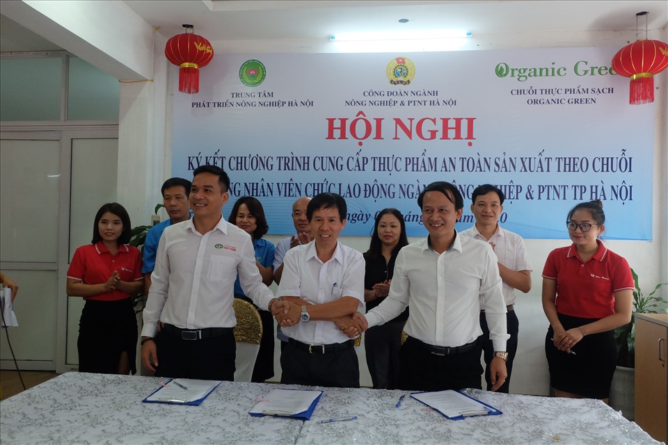 Lễ ký kết Chương trình cung cấp thực phẩm sạch. Ảnh: CĐ HN