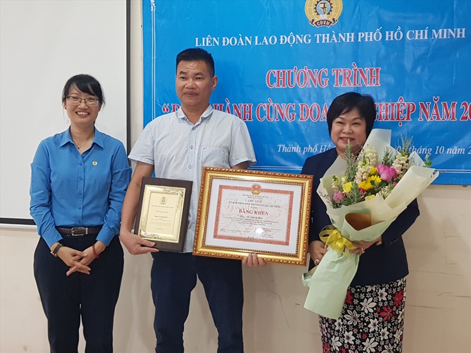 Tuyên dương ông Vũ Minh Đức, Giám đốc Công ty TNHH Giấy A.F.C, doanh nghiệp chăm lo tốt người lao động. Ảnh Đức Long