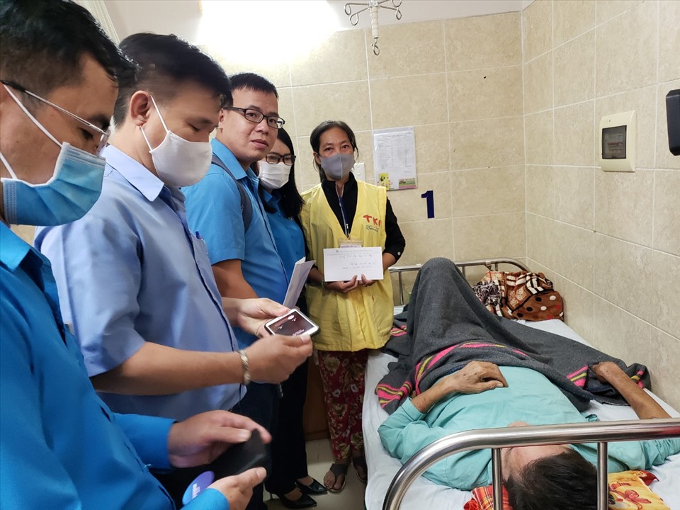 Đại diện Quỹ Tấm Lòng Vàng và LĐLĐ tỉnh Đồng Nai trao hỗ trợ cho công nhân bị ảnh hưởng của dịch COVID-19. Ảnh: Minh Châu