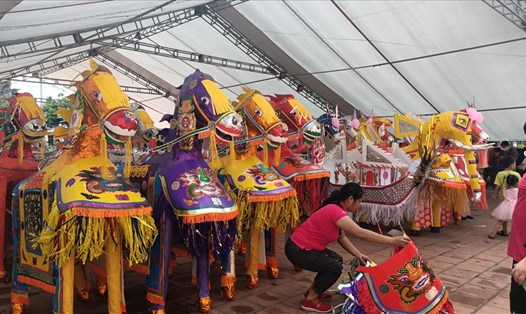 Hàng trăm ngựa giấy cùng các sản phẩm hàng mã được mang về đền Đồng Bằng (tỉnh Thái Bình) để cúng tế.
