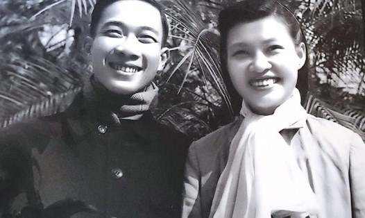 Nhà cách mạng, nhà thơ Tố Hữu cùng vợ là người con gái Thanh Hoá, năm 1965. Ảnh: Tư Liệu