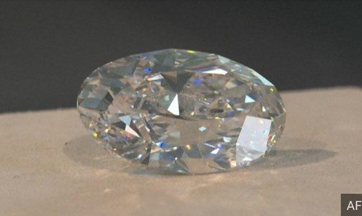 Viên kim cương trắng 102 carat được bán đấu giá 15,7 triệu USD. Ảnh: AFP