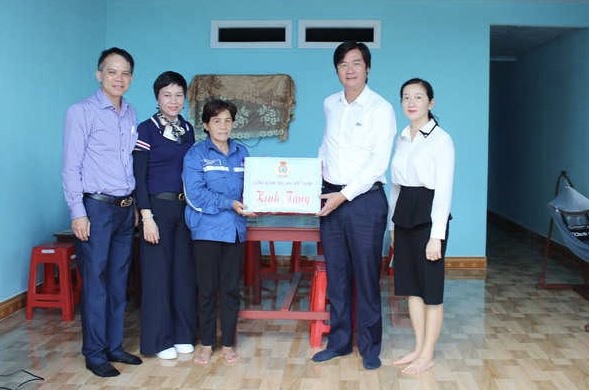 Thăm, tặng quà  đoàn viên khó khăn Nguyễn Thị Trước. Ảnh: CĐ DK