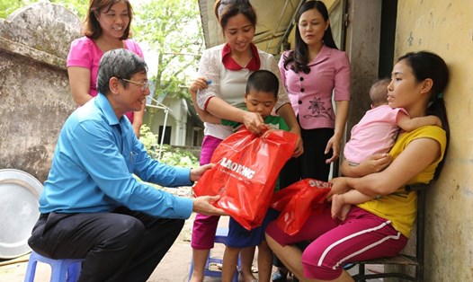 Phó Chủ tịch Thường trực Tổng LĐLĐVN Trần Thanh Hải tặng quà, động viên gia đình CNLĐ tỉnh Hưng Yên. Ảnh: HẢI NGUYỄN