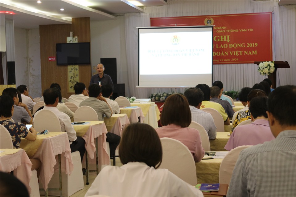Chủ tịch CĐCS, đoàn viên thuộc 3 công đoàn ngành Xây dựng, Công thương, Giao thông tại Khánh Hoà tham gia tập huấn. Ảnh:Phương Linh