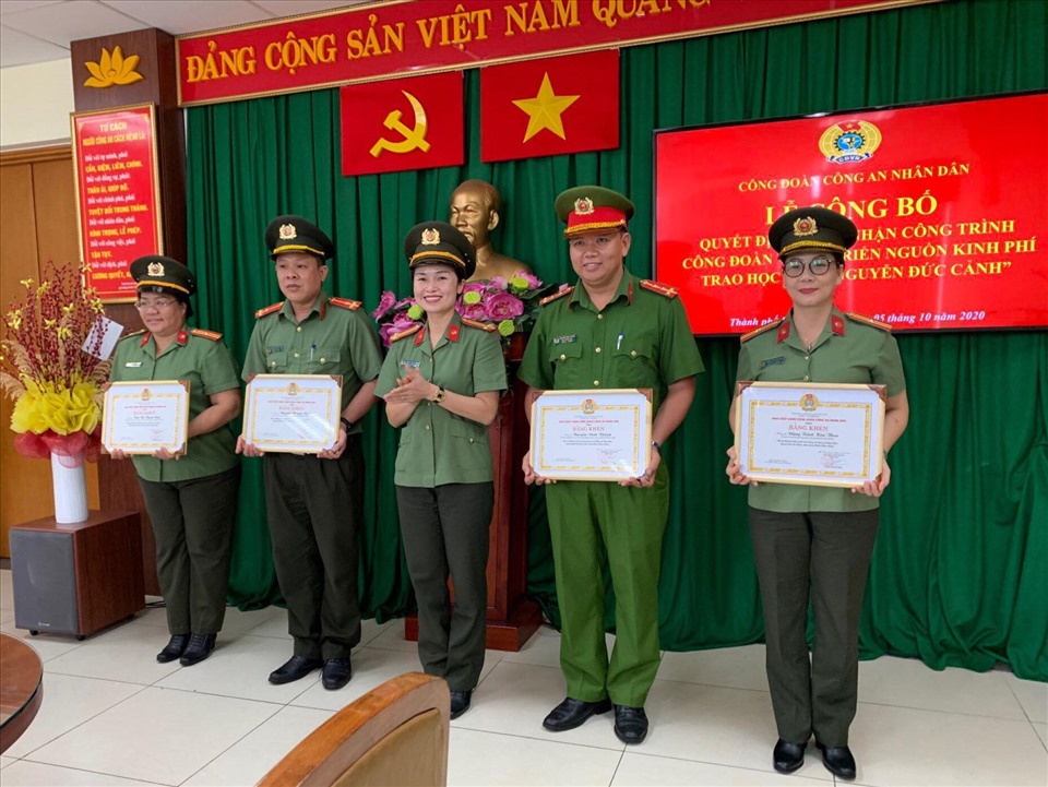 Lãnh đạo Công đoàn Công an Nhân dân tặng Bằng khen cho các cá nhân. Ảnh: CĐ CA TPHCM