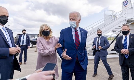 Vợ ông Joe Biden chỉnh lại vị trí của chồng khi trả lời phỏng vấn báo giới. Ảnh: AP.