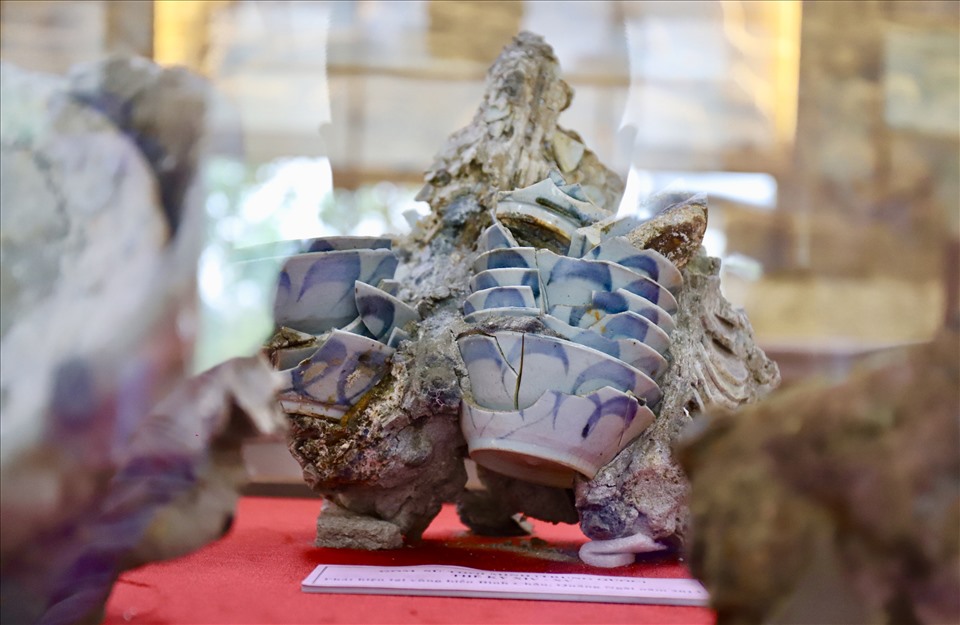 Hiện vật tại triển lãm đồ gốm sứ khai quật từ những con tàu cổ. Ảnh: Hữu Long