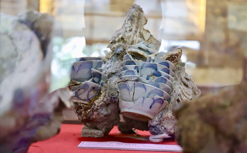 Hiện vật tại triển lãm đồ gốm sứ khai quật từ những con tàu cổ. Ảnh: Hữu Long