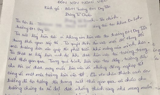 Trước khi ký hợp đồng dài hạn, người lao động buộc phải viết một tờ giấy xin việc (bỏ trống ngày, tháng, năm) để nộp cho Đại học Duy Tân (TP.Đà Nẵng).