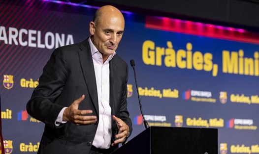 Phó chủ tịch phụ trách kinh tế của Barca, Jordi Moix, trong cuộc họp báo công bố báo cáo tài chính. Ảnh: AS