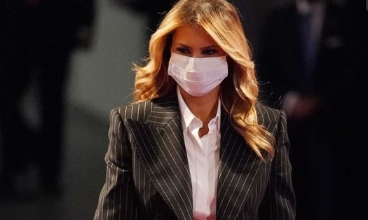 Đệ nhất phu nhân Melania Trump đeo khẩu trang đến dự cuộc tranh luận tổng thống hôm 29.9. Ảnh: AP