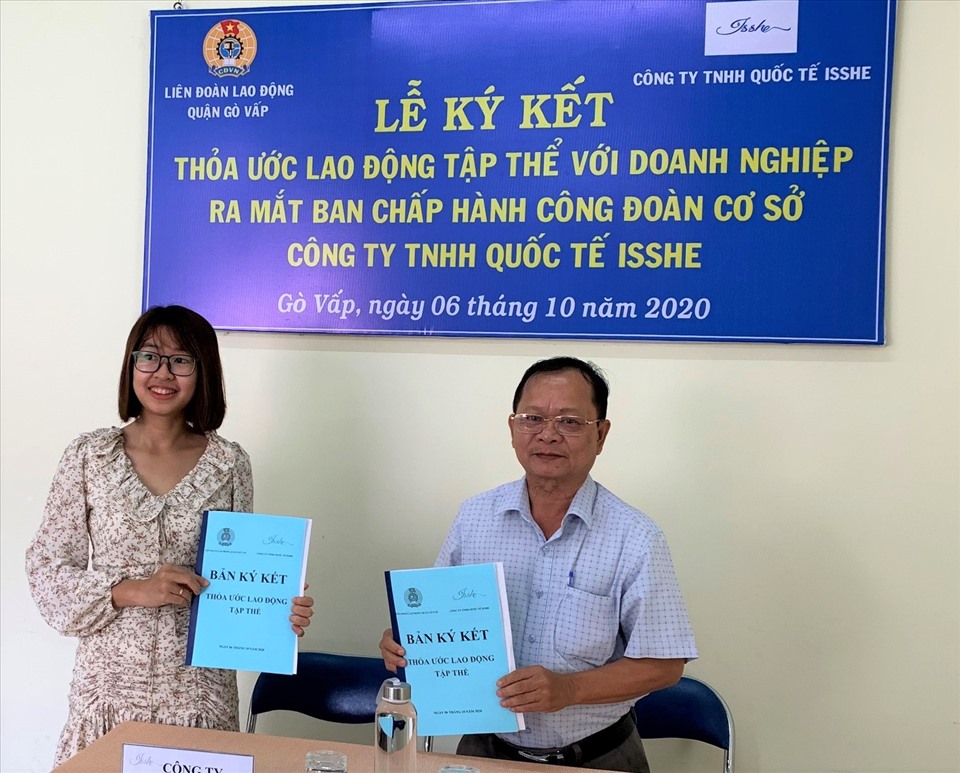 Đại diện LĐLĐ Quận Gò Vấp và Công ty TNHH Quốc Tế Isshe ký thỏa ước lao động tập thể. Ảnh Đức Long.