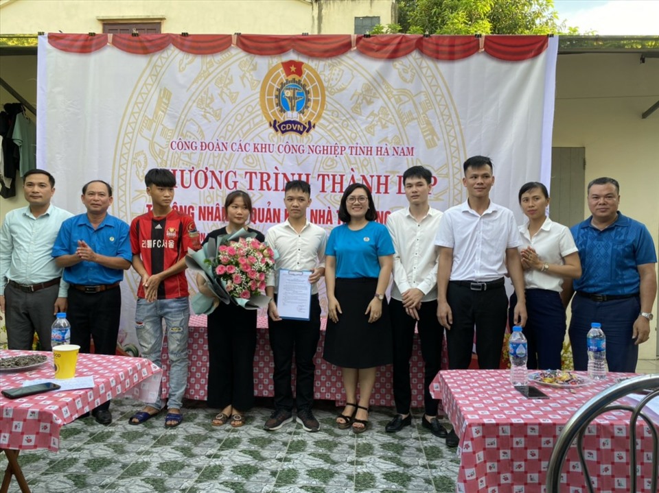 Lãnh đạo Liên đoàn Lao động tỉnh, Công đoàn các Khu công nghiệp tỉnh Hà Nam chúc mừng nhóm điều hành tổ công nhân tự quản. Ảnh: M.Phượng