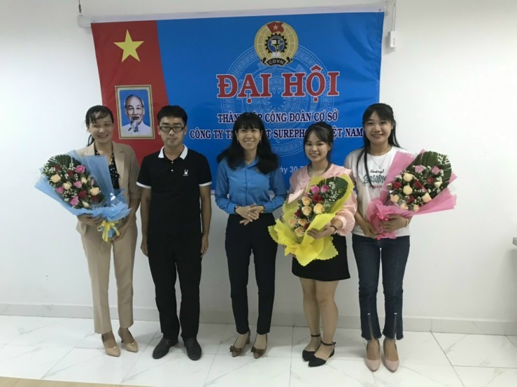 Bà Nguyễn Thị Kim Liên - Chủ tịch Công đoàn Khu kinh tế Tây Ninh tặng hoa chúc mừng BCH CĐCS Công ty TNHH công nghệ kỹ thuật Surephon (Việt Nam). Ảnh LĐLĐ Tây Ninh